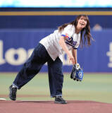 「【中日】スノーボードの深田茉莉がセレモニアルピッチ「五輪と同じくらい緊張」愛知・みよし市出身で冬季五輪の日本女子最年少１９歳の金メダリスト」の画像1