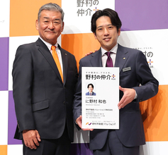 二宮和也　“に野村和也”として報道陣に営業トーク「皆さんにも一軒ずつ…」ビジネススーツ姿で登壇