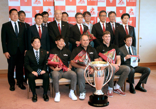 【ラグビー】神戸がリーグワン初制覇＆７季ぶり日本一を神戸市に報告　ＳＯ李承信「新神戸駅で降りた時に、今までにない幸せな気持ちになった」