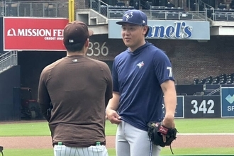 ブルージェイズ岡本和真、パドレス松井裕樹と試合前に談笑…ブ軍野球運営部補佐の加藤豪将氏も…“大谷超え”２戦連発２３号なるか