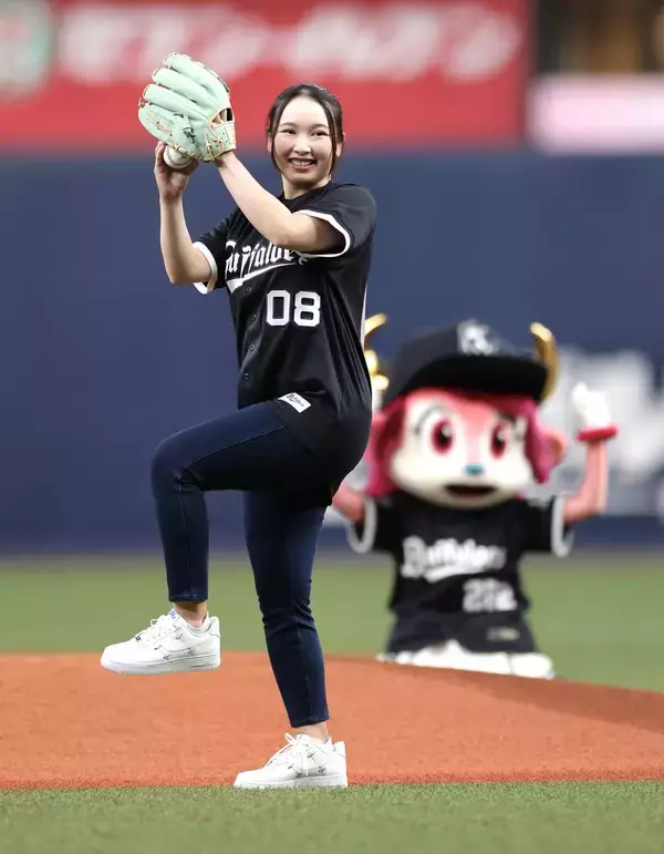 女子プロゴルファー・小祝さくら「意外と距離が出てくれて楽しく投げられました」惜しくもワンバウンド投球…オリックス戦でセレモニアルピッチ
