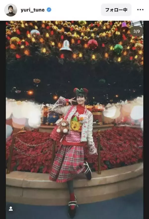 恒松祐里、赤の母手編みセーター、チェックスカートでディズニーランドを満喫姿に「クリスマス感たっぷり」の声！