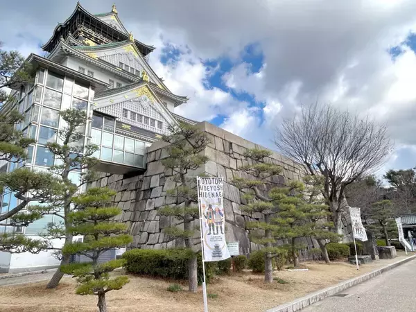 大阪城が「豊臣兄弟！」仕様に！１２月２７日までのぼりやポスターを掲載　企画展示も開催