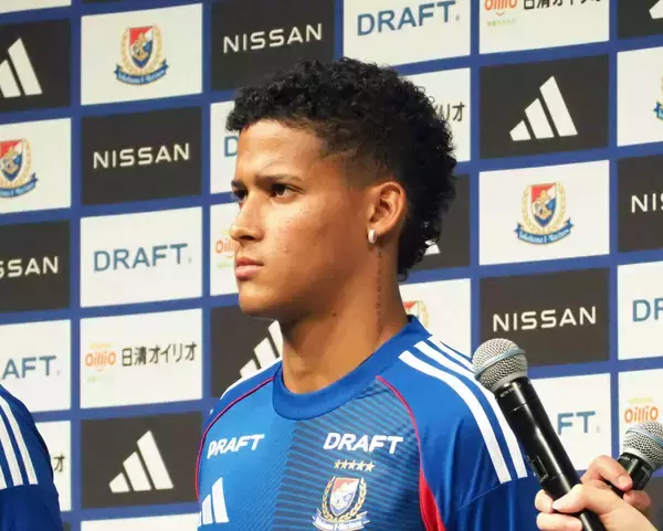 横浜ＦＭ　新加入のＦＷテヴィス　オファーに即決「両足使えて、両サイド、真ん中でもプレーできる」…愛称はテビーニョ