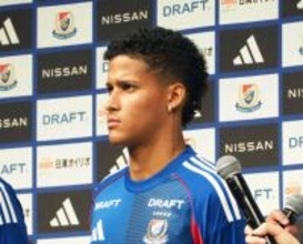 横浜ＦＭ　新加入のＦＷテヴィス　オファーに即決「両足使えて、両サイド、真ん中でもプレーできる」…愛称はテビーニョ