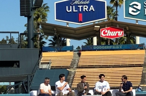 佐々木朗希、大谷翔平とステージ登壇で大歓声　今季の目標は「シーズンを投げ切る」「けがなくマウンドに」