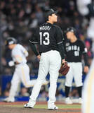 「【ロッテ】毛利海大は７回２失点で降板しベンチで身を震わせる　新人開幕投手として６８年ぶりの２戦２勝逃す」の画像1