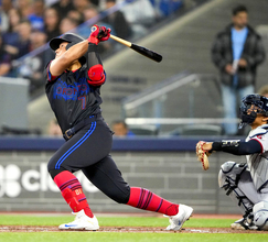 岡本和真が４号特大弾＆フェン直安打でマルチ安打…１０球場なら２発目もあとひと伸び足りず