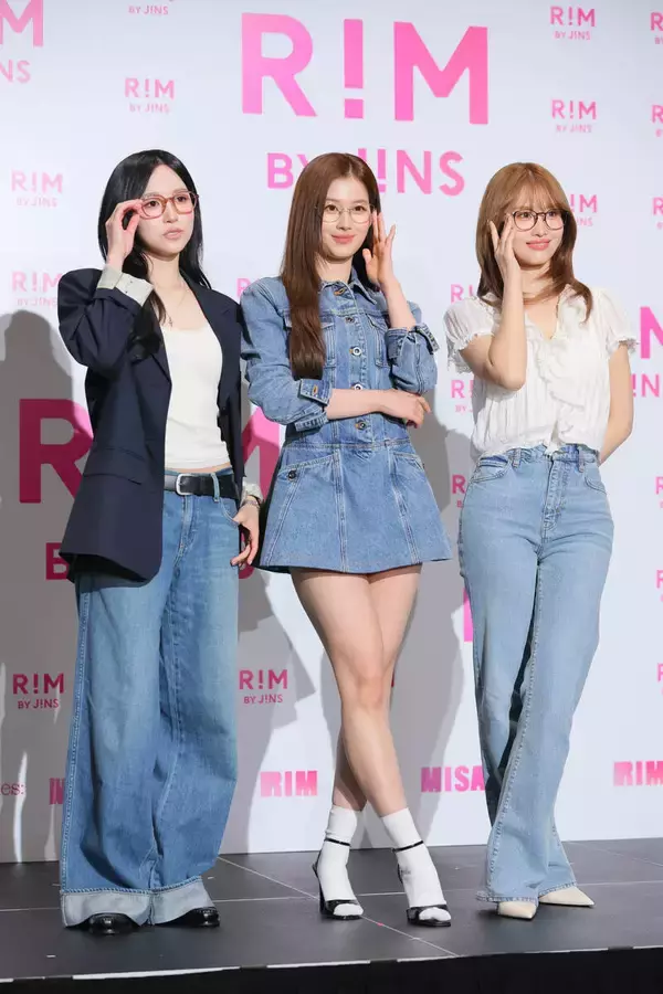 ＭＩＳＡＭＯ・ＭＯＭＯ　お菓子に“目がねえ”　バッグの中に「色々な種類入っている。特に生八つ橋が大好きです」】