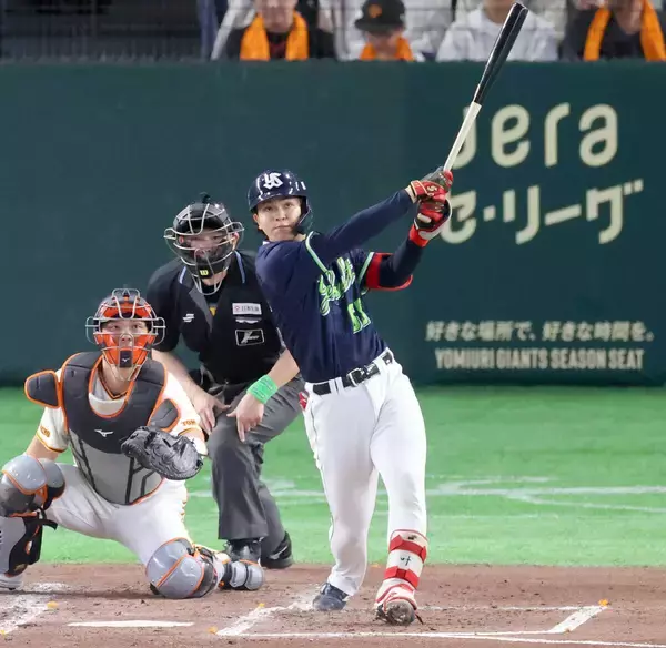 【ヤクルト】鈴木叶のプロ初となる左越え１号３ランで先制「奥川さんを勝たせたい気持ちがホームランになりました」