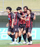 「【Ｊ２札幌】今季初の３バックで１９年ぶりクラブ最多タイ７連勝　川井健太監督「守備はパーフェクトに近い出来だった」３発完封で暫定２位浮上」の画像1