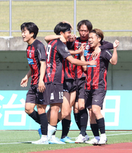 【Ｊ２札幌】今季初の３バックで１９年ぶりクラブ最多タイ７連勝　川井健太監督「守備はパーフェクトに近い出来だった」３発完封で暫定２位浮上