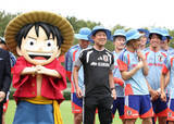 「森保ジャパンが麦わらの一味に？　合宿４日目の前に「ＯＮＥ　ＰＩＥＣＥ」の特別イラスト、青の麦わら帽子が贈呈」の画像1
