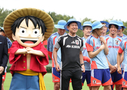 森保ジャパンが麦わらの一味に？　合宿４日目の前に「ＯＮＥ　ＰＩＥＣＥ」の特別イラスト、青の麦わら帽子が贈呈