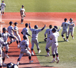 【高校野球】仙台育英が逆転サヨナラ勝ちで４年ぶりセンバツ出場濃厚　２日間計７時間２２分　再び延長タイブレーク制す