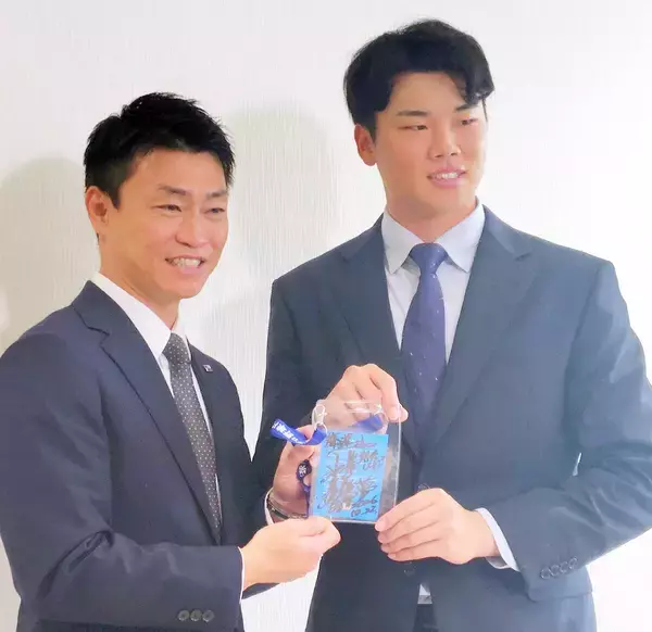 【ヤクルト】ドラフト１位藤沢涼介に指名あいさつ　「４０発は打ってほしい」と青木ＧＭが要望