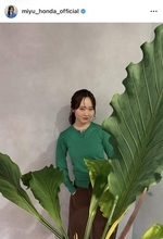 「カメレオン望結だぜ！」観葉植物と「リンクコーデ」本田望結の姿に騒然「流石すぎる」「人間と植物の垣根を越えた」