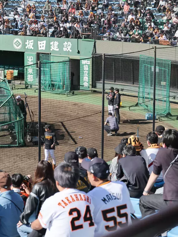 【巨人】松井新監督「フィーバー」さらに加速　２日目に観衆２・４倍に　「松井さ～ん」　大歓声と拍手降り注ぐ