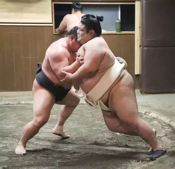 ２６歳の十両・嘉陽が部屋で稽古　来年に向け「もういい歳。歳が近い力士に負けられない」