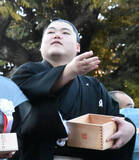 「小結・王鵬、部屋から徒歩２０分の富岡八幡宮で節分の豆まき　地元の声援に「うれしい。しっかり力に頑張れれば」」の画像1