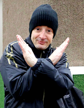 開催中止の東京競馬で見せたルメール騎手のポーズが反響「いかにも寒そう」「お茶目」　雪の影響で８Ｒ以降が取りやめ