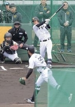【阪神】ドラフト３位・岡城快生、ライブＢＰで長打性の打球２本…藤川球児監督、和田豊ＨＣら熱視線