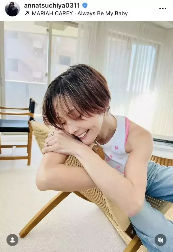 ４２歳・土屋アンナの背中！マッスルポーズのオフショット