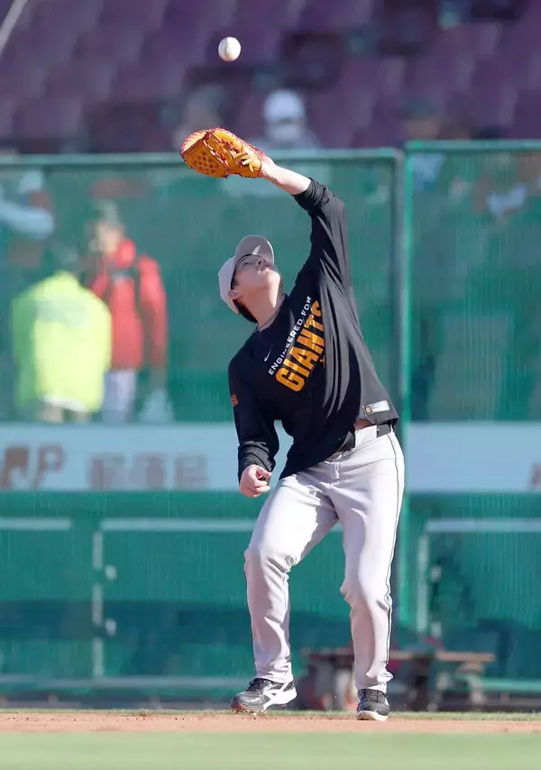 【巨人】増田陸、フライ捕球を入念に練習　マツダの空を確認　前夜は２度落球