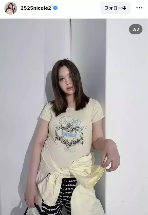 第１子妊娠中の藤田ニコル、イエロー半袖×腰巻シャツの”臨月”コーデが絶賛！「着痩せする」「おしゃれママ素敵」