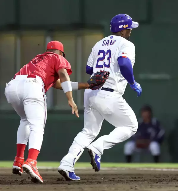 【中日】井上一樹監督「上り調子だっただけに…心配」サノーが左足を痛めて途中交代　試合途中に病院に向かう