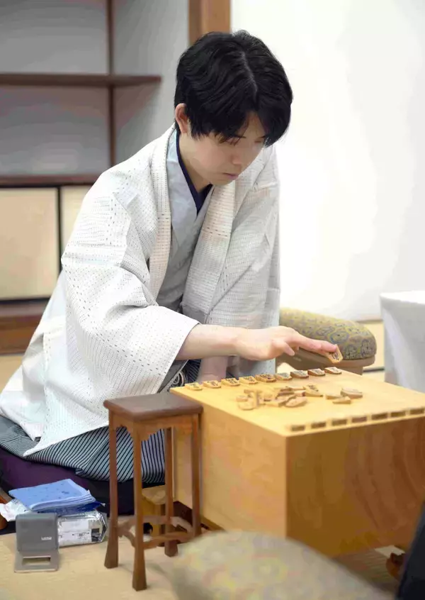 藤井聡太棋聖、ストレート防衛で７連覇「少しでも長く続けられるように取り組んでいけたら」３月８日から負けなし１４連勝