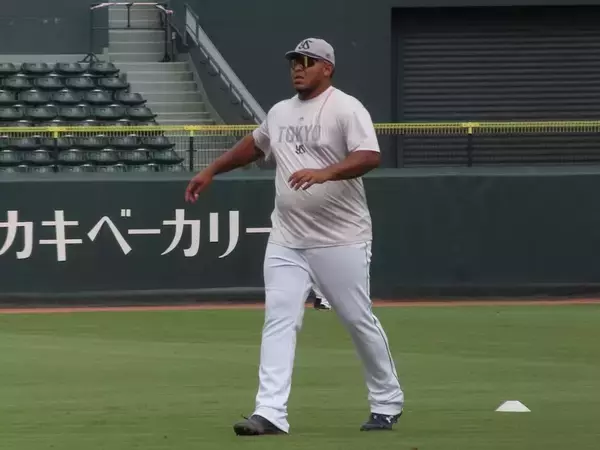 【ヤクルト】セデーニョが１軍に合流　池山監督に「オス！　ガンバリマース」とグータッチ