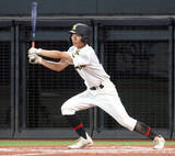 「【高校野球】札幌日大の「桜暉（おうき）将軍」大暴れ　９番・小森が３安打１打点でチームは３年連続決勝進出　男手一つで育ててくれた父・厚志さんに恩返し」の画像1