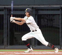 【高校野球】札幌日大の「桜暉（おうき）将軍」大暴れ　９番・小森が３安打１打点でチームは３年連続決勝進出　男手一つで育ててくれた父・厚志さんに恩返し