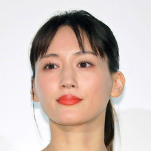 綾瀬はるか　「白夜行」を手掛けた東野圭吾さんを追悼「人の心を動かす物語をありがとうございました」