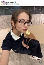 「天才すぎるビジュ」メガネ姿の私服ショットが「めっちゃかわいい」「メガネ似合ってる」嵐莉菜