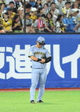 「【阪神】前川右京、まさかの落球で適時失策　初回にも悪送球…プロ初勝利目指す下村海翔は直後に同点打許す」の画像1