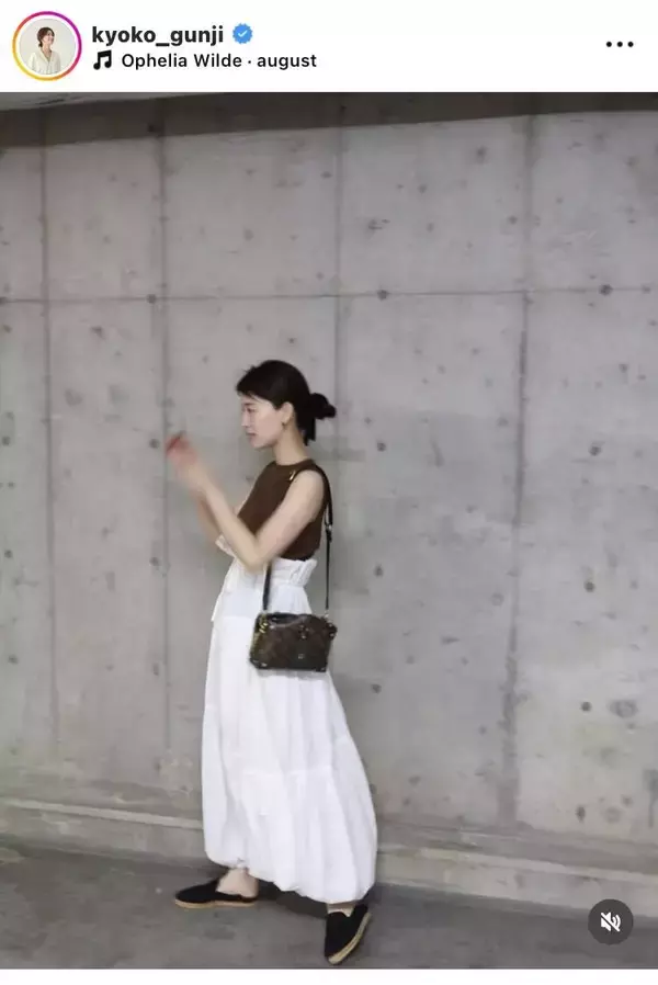 日テレ・郡司恭子アナ、ブラウンノースリ×バルーンスカート「秋を少しだけ意識」したコーデ姿が「可愛い」「秋らしくて良い」