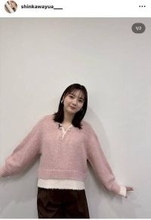 ６年前にロケバス運転手と電撃婚　新川優愛のタイツ姿！「スタイル最高」「美人すぎる」「顔が小さい」