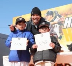 【巨人】長野久義氏がサイン会　引退試合チケット完売に感謝「いい格好は見せられないと思いますが…」