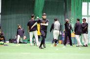 【巨人】小雨のため野手は室内で練習スタート　午後１時からロッテと練習試合