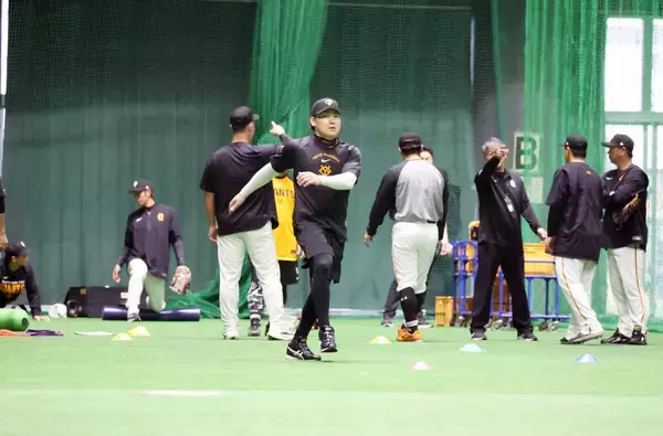 【巨人】小雨のため野手は室内で練習スタート　午後１時からロッテと練習試合