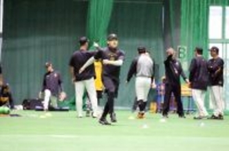 【巨人】小雨のため野手は室内で練習スタート　午後１時からロッテと練習試合