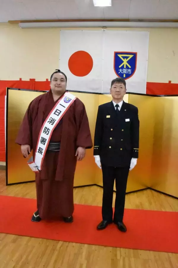 幕内・阿武剋が住之江消防署の一日消防署長に就任　火災予防を呼びかけ　初の消火訓練は「ためになった」
