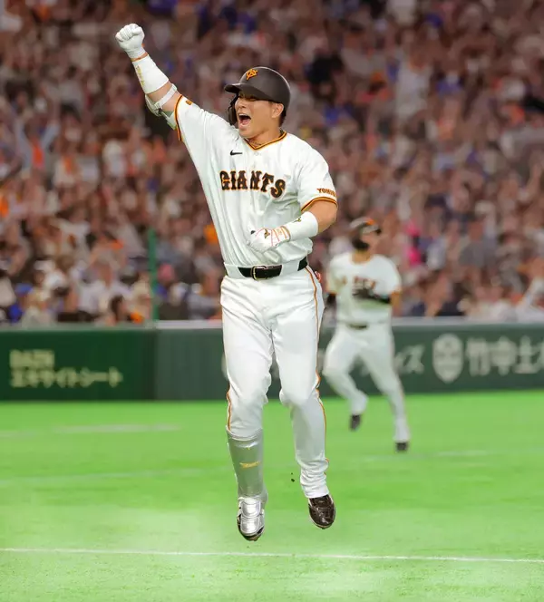 「ベンチで「キシと山ちゃんのリード見ています」代打逆転３ランの巨人・大城卓三、捕手での先発０も返り咲き諦めない」の画像