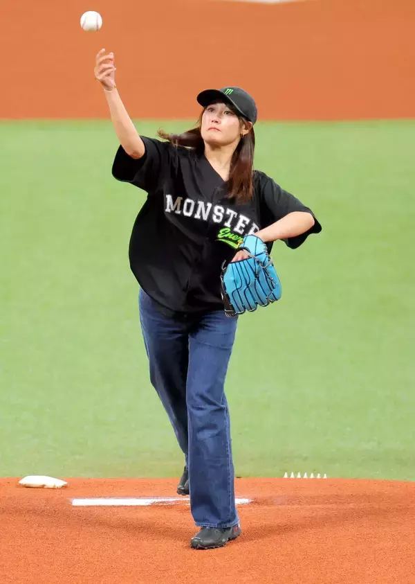 【日本ハム】スノボ金メダルの村瀬心椛が始球式「楽しく投げられたので、ここに来て投げることができてよかった」