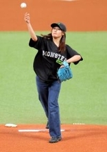 【日本ハム】スノボ金メダルの村瀬心椛が始球式「楽しく投げられたので、ここに来て投げることができてよかった」