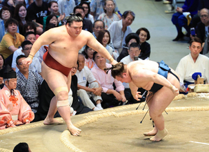 安青錦が１敗で首位を堅持　激しい相撲で、土俵下に落ちた際には、左足を気にする様子も　大関復帰にあと３勝