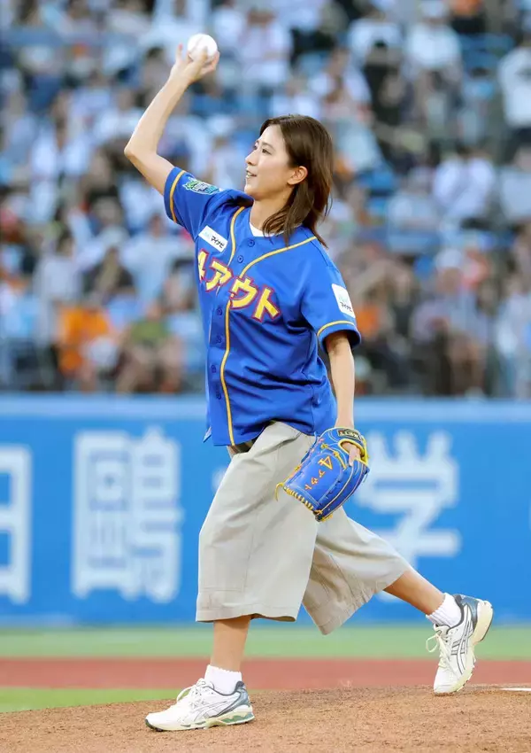 黒島結菜がヤクルト―巨人戦で始球式　公園での練習の成果発揮しノーバン成功！　憧れの神宮で感激の初大役「夢のようでした」