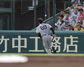 【巨人】平山功太が薄暮の甲子園で打球を見失う　阪神・森下の飛球が二塁打に　田中将大が後続を抑えて無失点